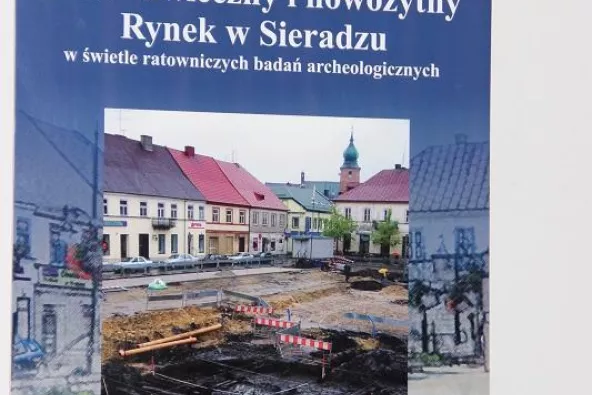 Zdjęcie "ŚREDNIOWIECZNY I NOWOŻYTNY RYNEK W SIERADZU w świetle ratowniczych badań archeologicznych" 1